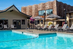 Piscine chauffée, chaises longues