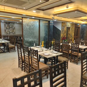 Restaurant - HOTEL The Rich Grand (Agra)