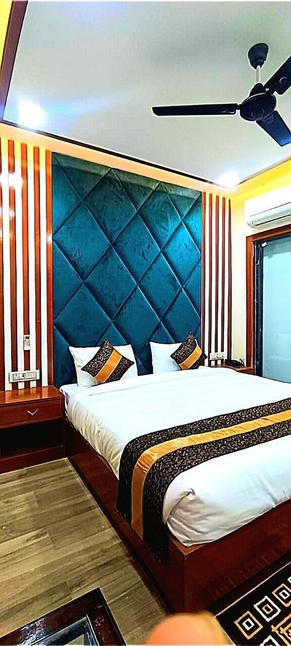 1 bedroom, premium bedding, memory-foam beds, in-room safe