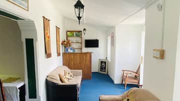 Family Quadruple Room, 2 Double Beds, Smoking, Lake View | Living area