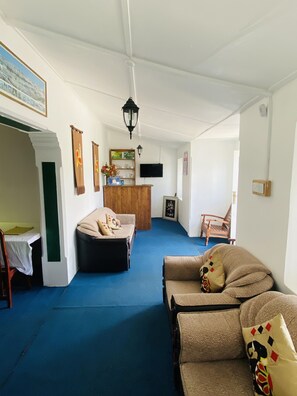 Familie vierpersoonskamer, 2 tweepersoonsbedden, roken, uitzicht op meer | Woonruimte