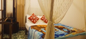 Habitación individual Deluxe | Ropa de cama de alta calidad y colchones con acolchado adicional