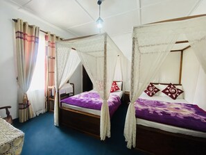 Familie vierpersoonskamer, 2 tweepersoonsbedden, roken, uitzicht op meer | Luxe beddengoed, pillowtop-bedden, individueel gemeubileerd