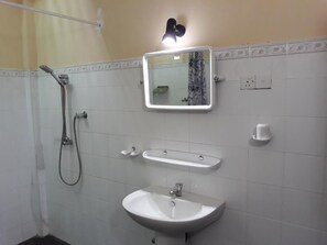 免费洗浴用品、坐浴桶、毛巾