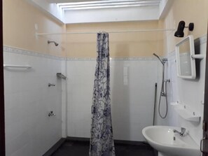 Amenidades de baño gratuitas, bidet, toallas 
