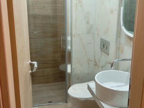 Apartment, 4 Bedrooms, Balcony, Ocean View | Bathroom | Towels