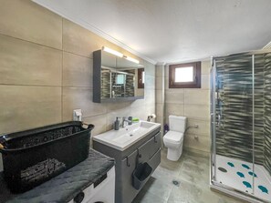 Apartment, 4 Bedrooms, Balcony, Ocean View | Bathroom | Towels