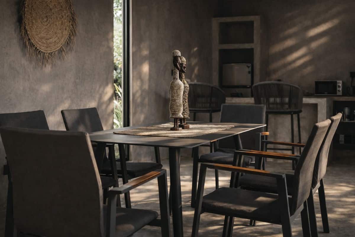 Un comedor con una mesa, sillas y un adorno.