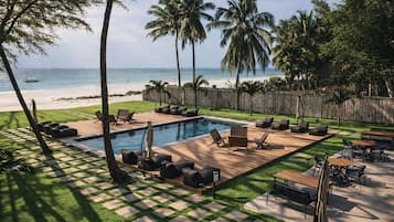 Ulkouima-allas, aurinkovarjoja, aurinkotuoleja