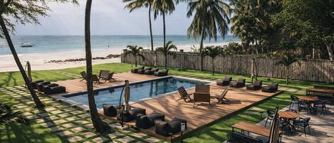 야외 수영장, 수영장 파라솔, 일광욕 의자