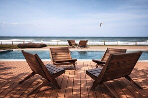 En la playa, arena blanca, traslado desde/hacia la playa gratis