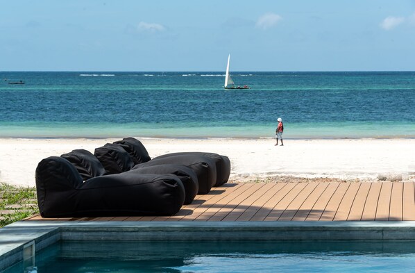 En la playa, arena blanca, traslado desde/hacia la playa gratis