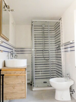 Ducha, secador de pelo, bidet, toallas
