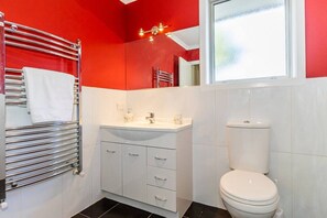 Hair dryer - Right in town, pet and family friendly. Walk everywhere, garage plus extras (Methven)