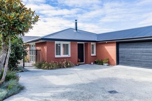 Exterior - Right in town, pet and family friendly. Walk everywhere, garage plus extras (Methven)