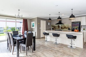 Dining - Right in town, pet and family friendly. Walk everywhere, garage plus extras (Methven)