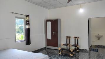 Standard Room | 1 bedroom, hypo-allergenic bedding, desk, iron/ironing board