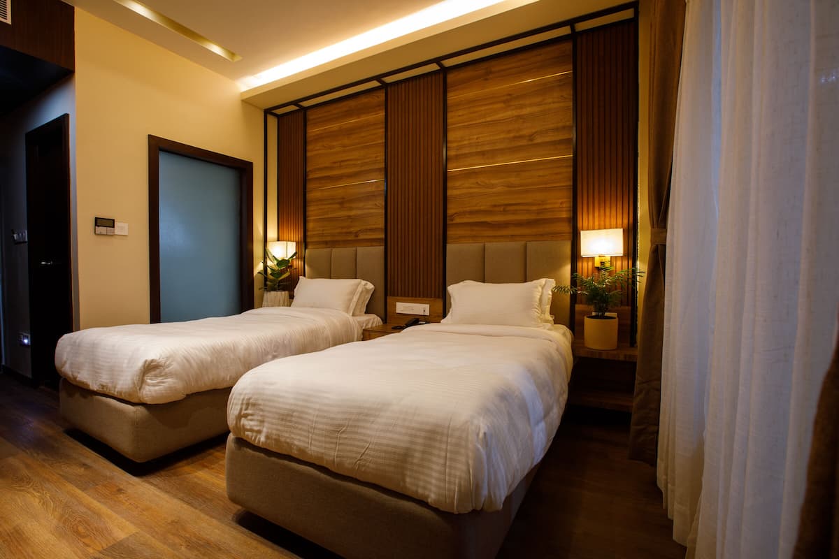 Habitación Deluxe con 2 camas individuales | Ropa de cama de alta calidad y escritorio