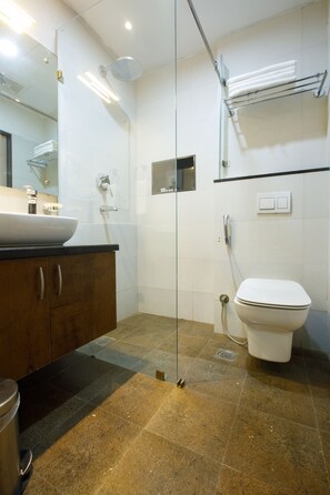 Shower, rainfall showerhead, free toiletries, hair dryer - Sangam City Hotel (Kathmandu)