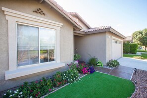 Property grounds - Desirable Desert Resort w/ Pool- 2mi to Coachella (Indio)