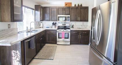 Desirable Desert Resort w/ Pool- 2mi to Coachella