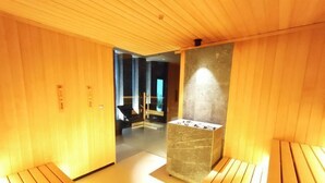 Sala de sauna com paredes e bancos de madeira.