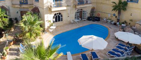 Piscina all'aperto, lettini