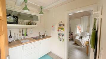 Kühlschrank, Ofen, Kochgeschirr/Geschirr/Besteck, Esstisch