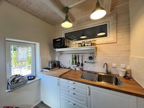 Refrigerador, horno, utensilios de cocina y comedor 