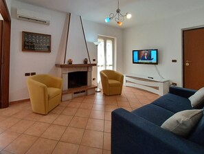 Smart TV, fireplace