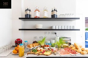 Dining - Central hotel room, with SUPER CLEAN and COMFY BED (Saint Julian's)