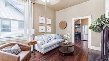 Smart-TV, Bücher, Arbeitsbereiche