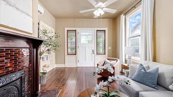 Smart TV, livros, escritórios