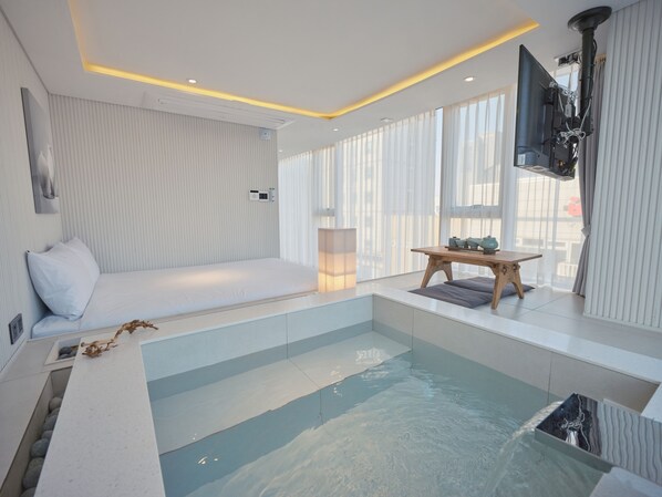 Double Private Spa (Run of House) | Desk, free WiFi, bed sheets