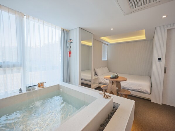 Double Private Spa (Run of House) | Skrivebord, wi-fi (inkludert) og sengetøy