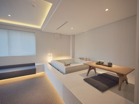 Double Private Spa (Run of House) | Desk, free WiFi, bed sheets