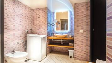 Doccia, asciugacapelli, bidet, asciugamani