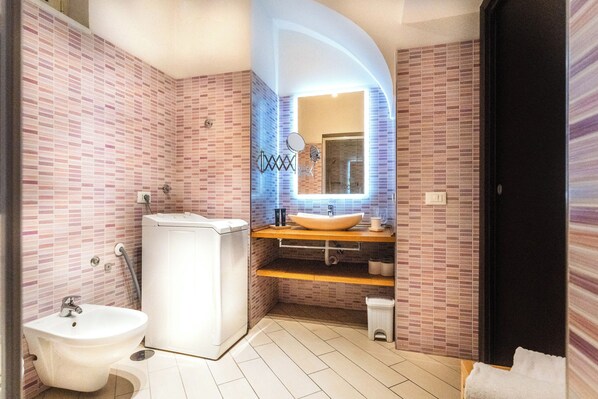Ein Badezimmer mit Waschbecken, Bidet und Spiegel.