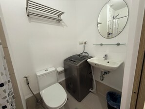 Shower, bidet, towels, toilet paper - Charming apartment with AC in vibrant Taguig (Taguig)