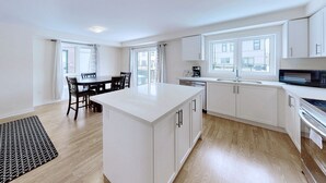 Casa, 3 quartos, sacada | Sala de jantar