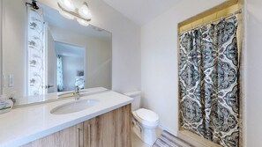 Maison, 3 chambres, balcon | Salle de bain | Articles de toilette (gratuits), serviettes fournies