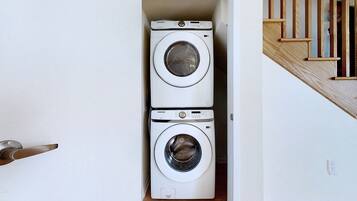 House, 3 Bedrooms, Balcony | Interior