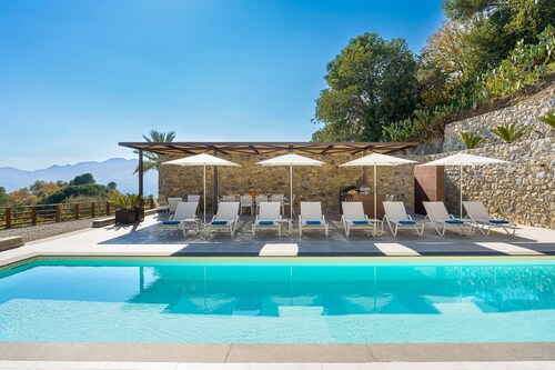 Exclusive villa with pool a few KM from Taormina