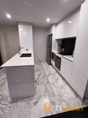 Micro-ondes, four, plaque de cuisson, lave-vaisselle