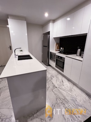 Microondas, horno, placa de cocina y lavavajillas