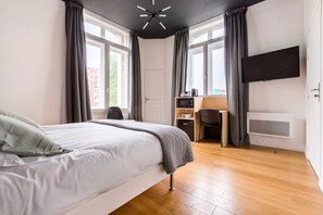 Superior Double Room, Ensuite, City View (Albert) | Premium bedding, free cribs/infant beds, free WiFi, bed sheets - Au Chat Qui Dort Lille - Villa Gounod (Lille)
