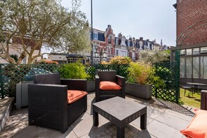 Deluxe Suite, Ensuite (Charles) | Premium bedding, free cribs/infant beds, free WiFi, bed sheets - Au Chat Qui Dort Lille - Villa Gounod (Lille)