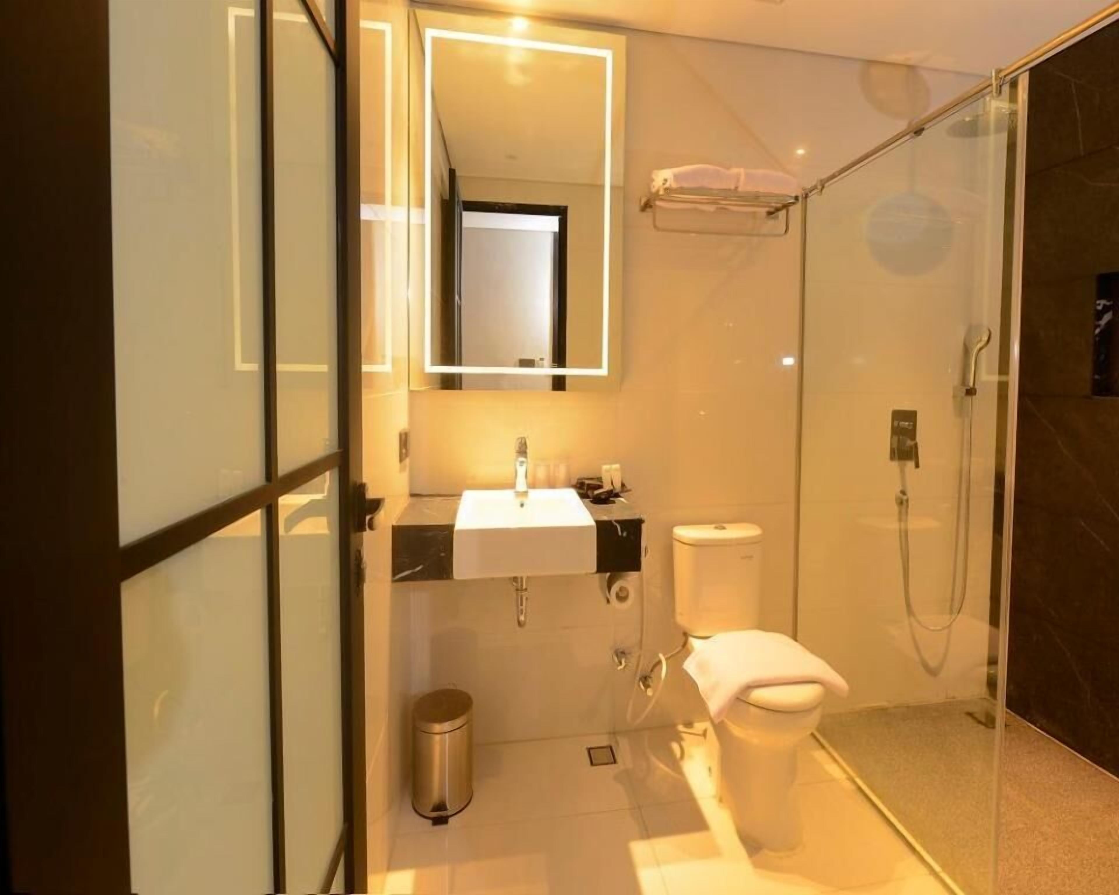 Baño | Regadera, regadera tipo lluvia, secadora de cabello, pantuflas 