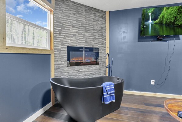 Interior - The Blue Spruce: Romantic Secluded Getaway (Lancaster)