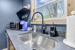 Fridge, microwave, stovetop, dishwasher - The Blue Spruce: Romantic Secluded Getaway (Lancaster)